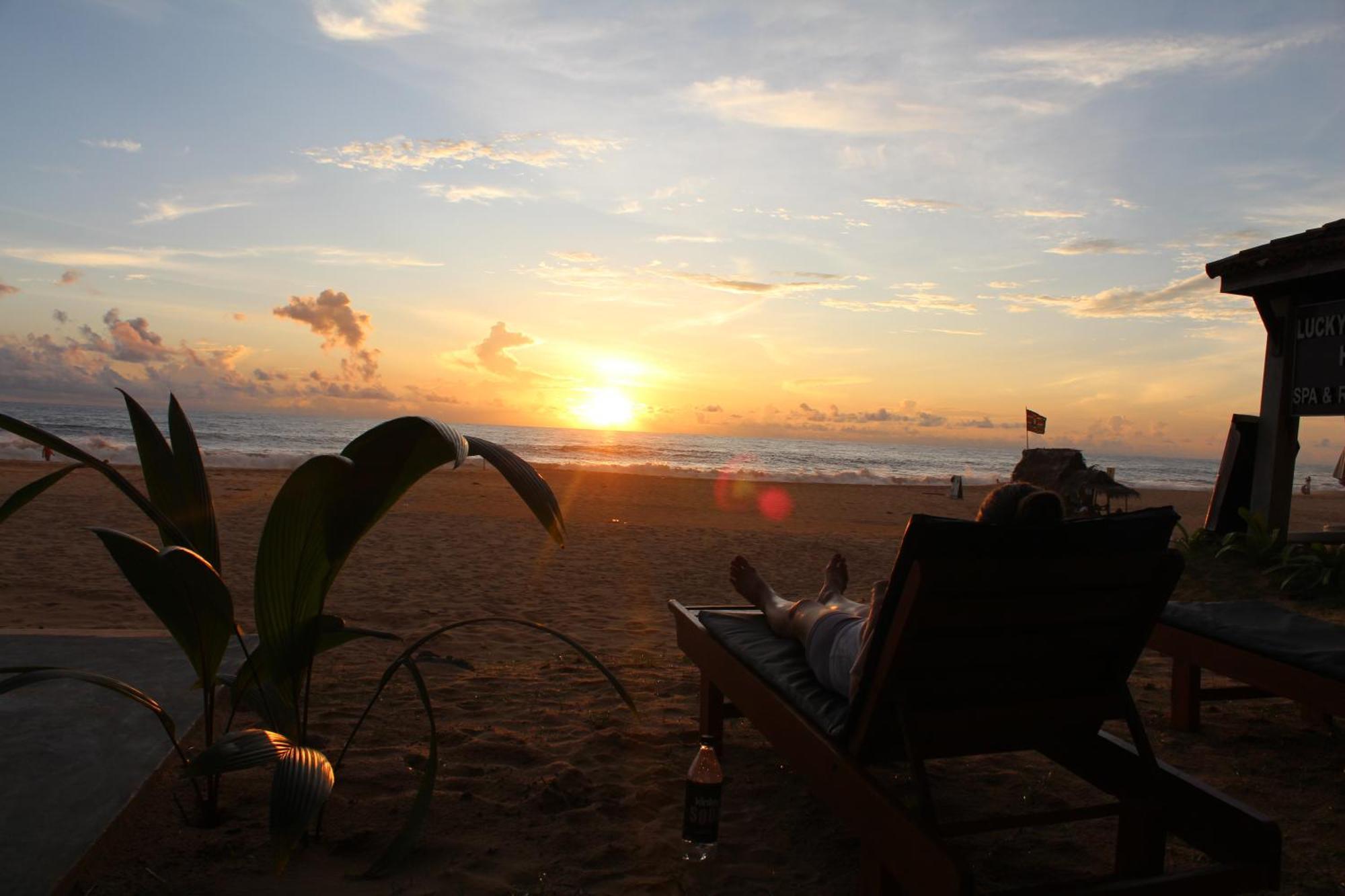 Moon Beach Villa Hikkaduwa Exterior foto