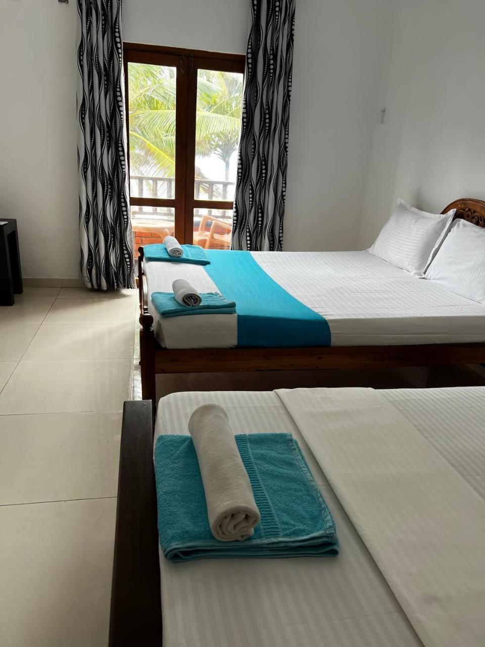 Moon Beach Villa Hikkaduwa Exterior foto